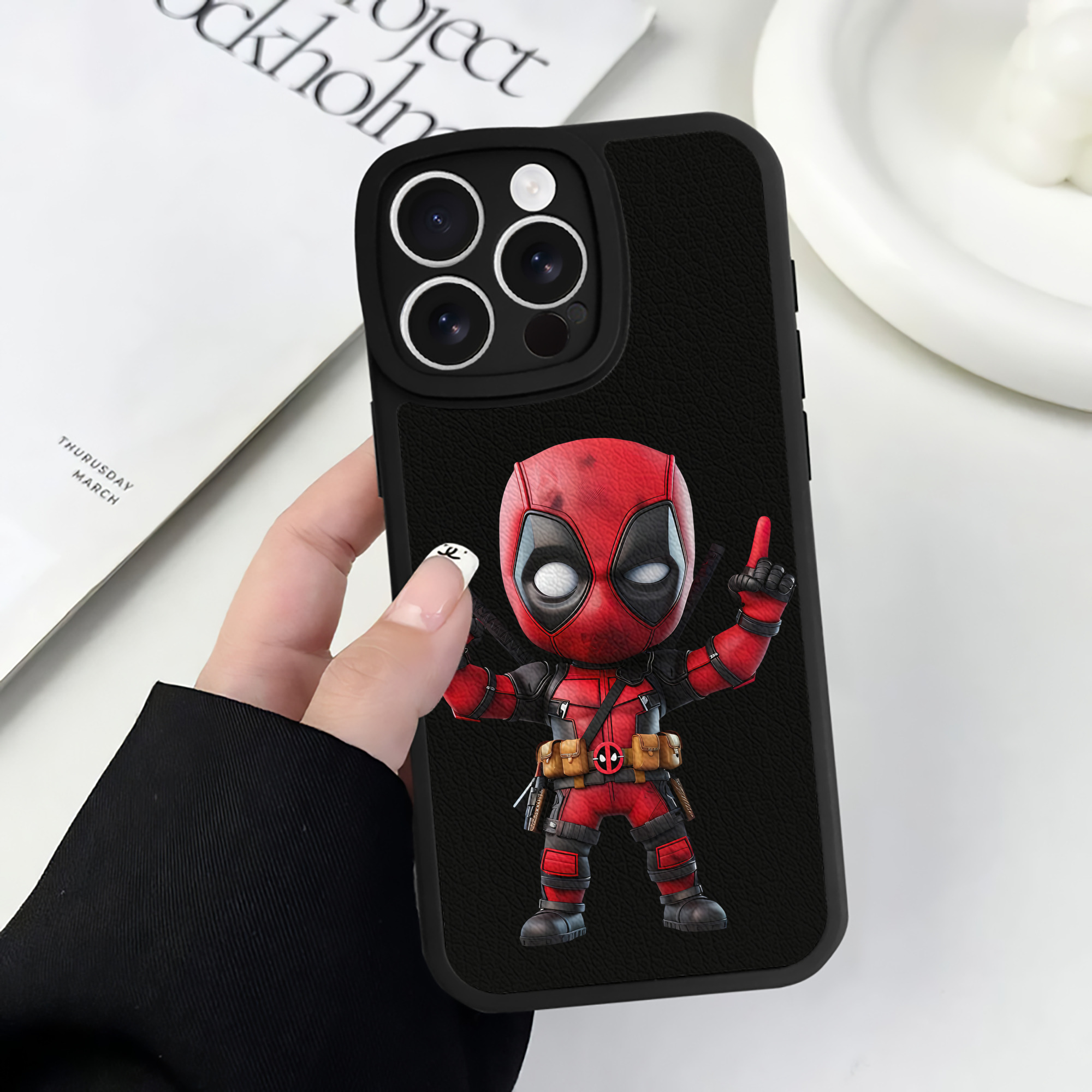 （画像用） Deadpool デッドプール 【iPhone 16シリーズ対応】シリコンスマホケース（レザー調） 材質：シリコン